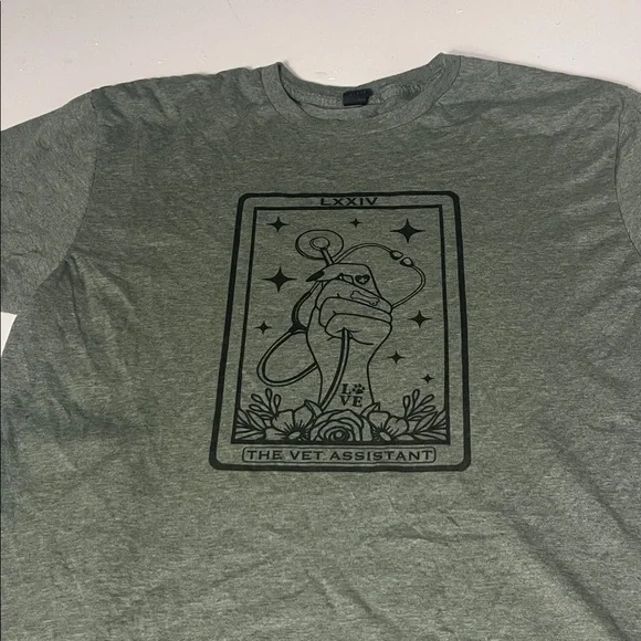 Gildan Large Green Short Sleeve Graphic The Vet Assistant Tarot Card T Short - Picture 4 of 5